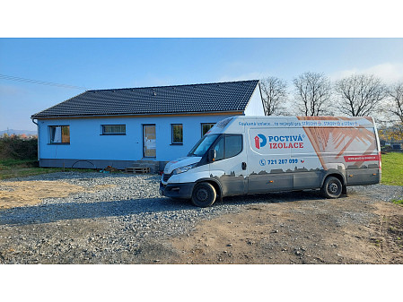 Izolace stropu novostavby rodinného domu se sedlovou střechou v Rájci